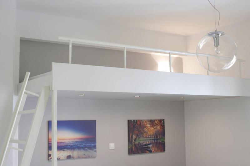 Victoria Sq., A cozy and stylish apartment — забронировать отель в Афины