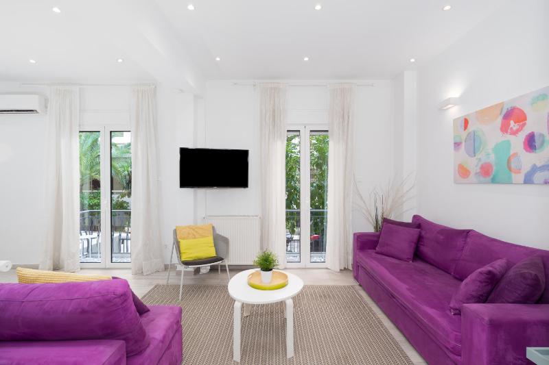 Цены на Spacious Modern Apartment in Athens near Metro в Афины