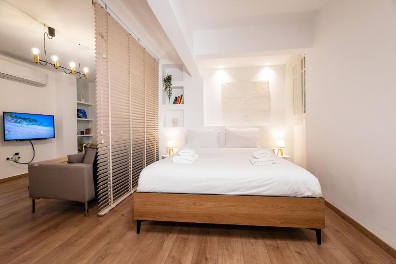 Quiet Apartment with a Garden at Exarcheia — отель с удобствами в Афины