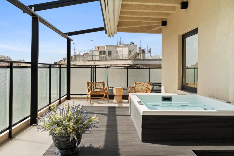 ACRON 12 penthouse Acropolis suites — отель с удобным расположением в Афины