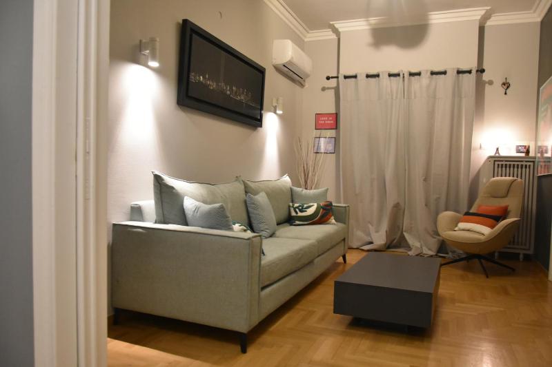 Stylish 1-BEDROOM Apartment Central & Cozy! — комфортный отель в Афины