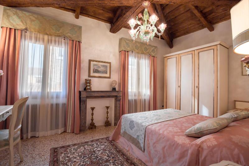 Ca Manzoni Apartment with Terrace — отель с удобствами в Венеции