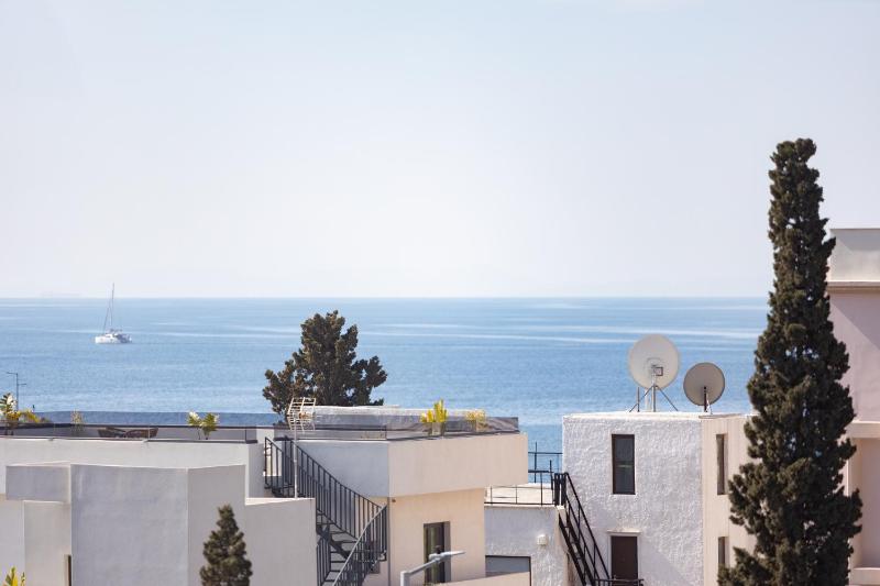 Artistic 3 bedroom apartment with sea view in Glyfada — отель с удобствами в Афины