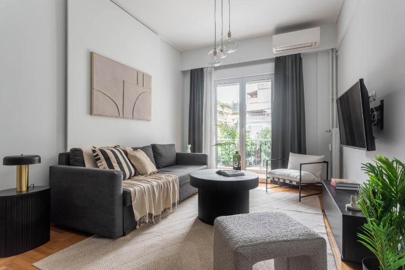 Charming & Comfy 2BD Apartment in Acropolis Area by UPSTREET — отель с удобным расположением в Афины