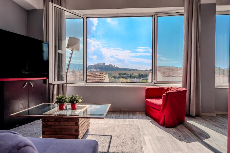 Acropolis view, near Monastiraki 3br 2 bathrooms RED — отель в Афины, Греция