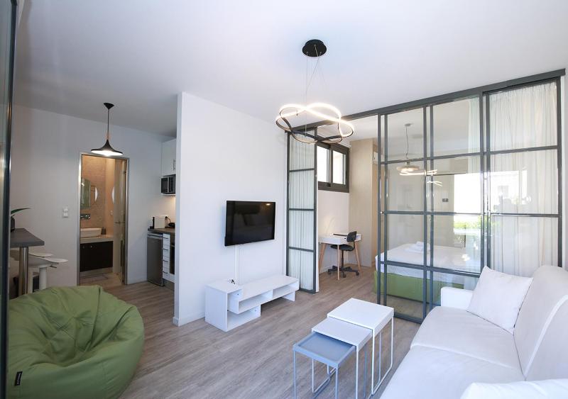 Emily in Athens - Central chic flat with terrace Syntagma E1 — забронировать отель в Афины
