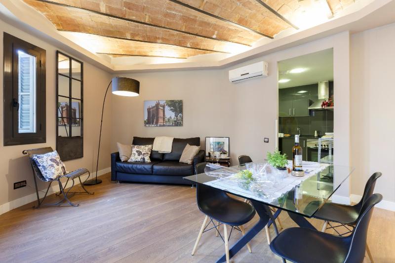 AinB Eixample-Miro Apartments — отель с удобствами в Барселоне