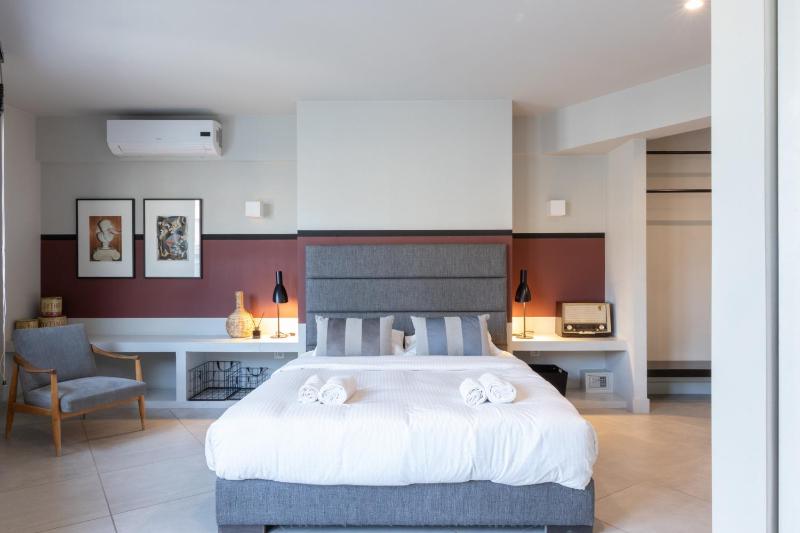 Superb Central Athens Suite with shared Rooftop, 85sqm — отель с удобным расположением в Афины