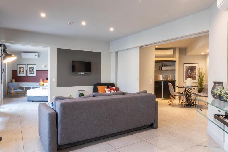 Цены на Ultimate 3 Apt Building in the Center for 15 ppl в Афины