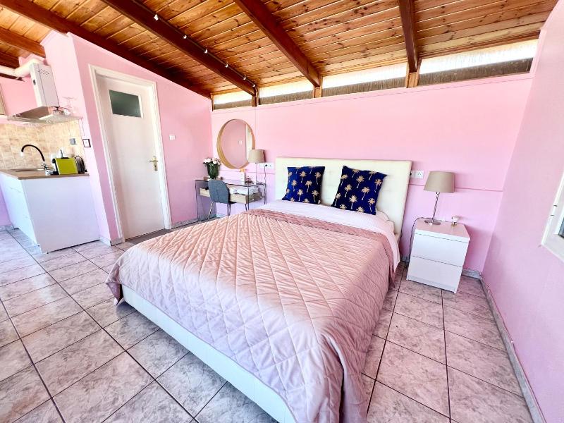 Sky inn with great location wonderful Acropolis view in Neos kosmos — отель с удобным расположением в Афины