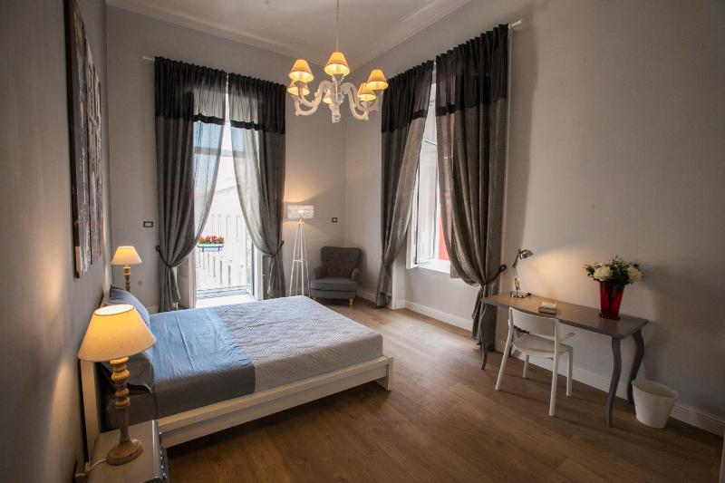 Largo Donnaregina Home — отель с удобствами в Неаполе