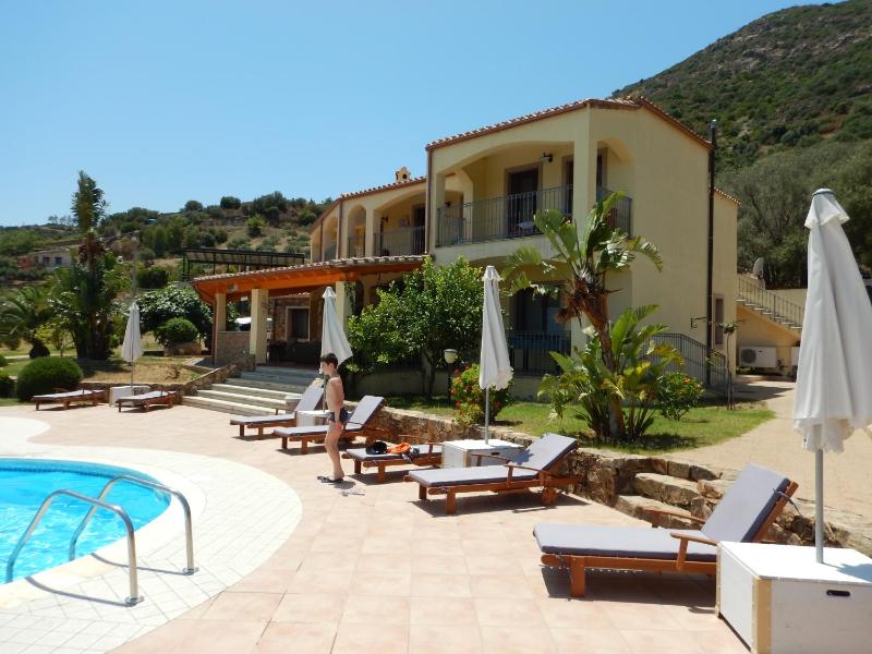 La Mariachiara a Tertenia - Lussuosa Villa con Piscina