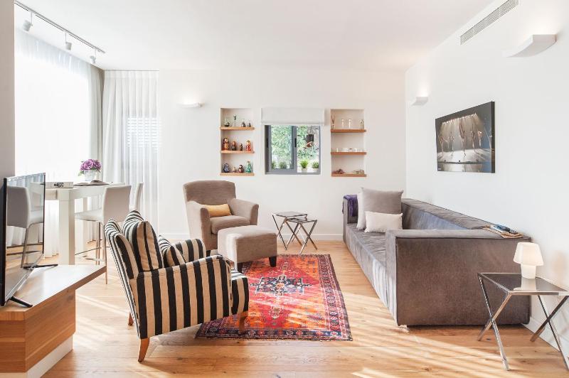 Stylish & Homey 3BD Apt in the Heart of Tel-Aviv by Sea N' Rent — комфортный отель в Тель-Авиве