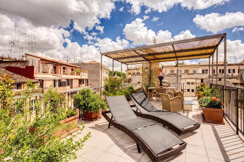 Trastevere Attic with Terrace — забронировать отель в Риме