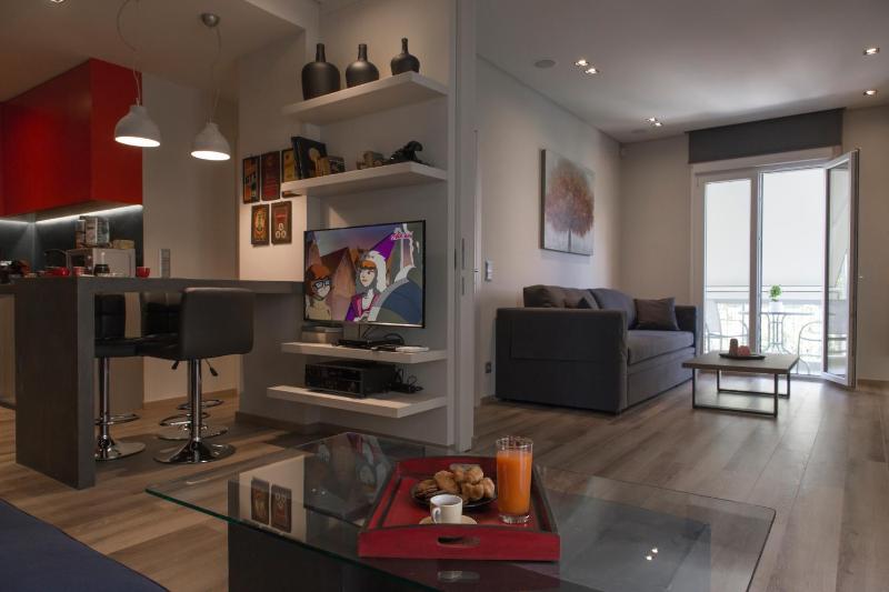 Luxury 2 bdrm apartment 10' minutes walk from the Acropolis — комфортный отель в Афины