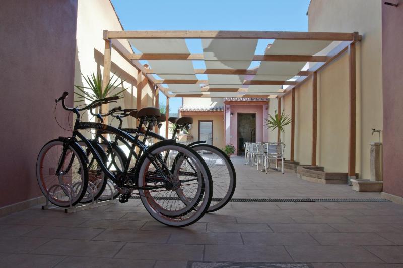 Gioia Guesthouse a Cabras - Accogliente B&B con bici