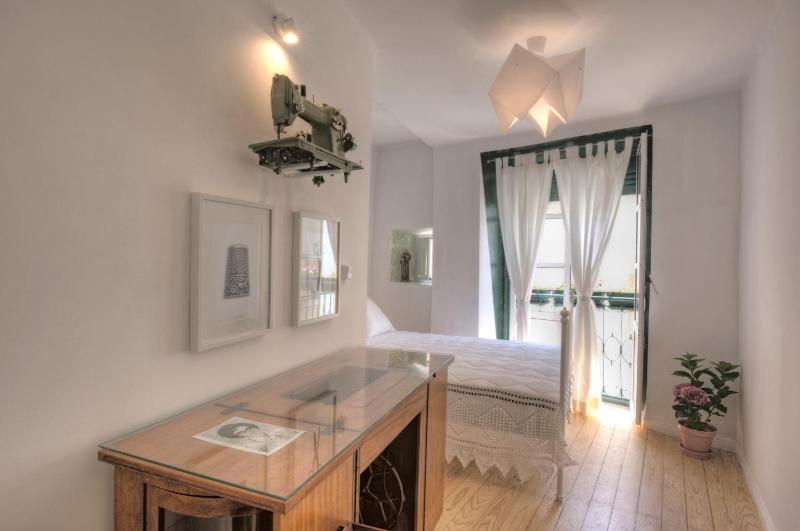 Stay local in Alfama! Alice central home, near river — отель в Лиссабоне, Португалия
