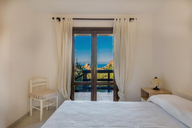 Villa Ambra a Costa Paradiso - Elegante Villa con Piscina e Vista