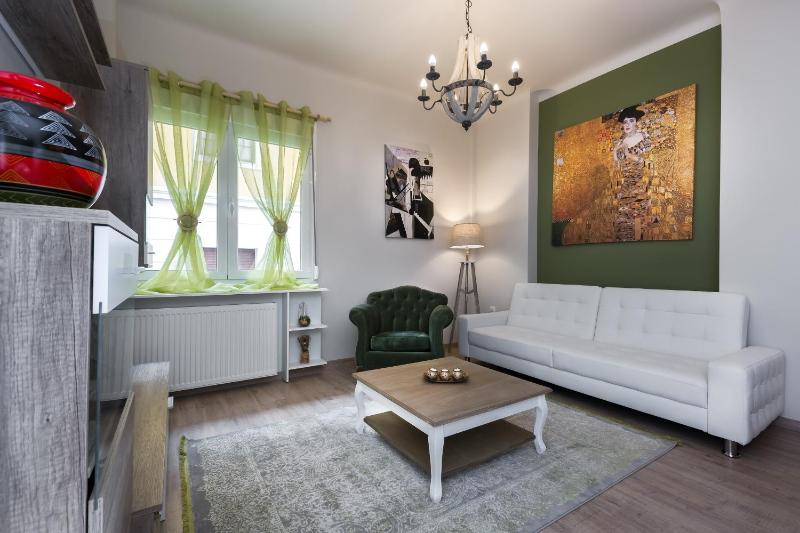 Vintage Apartment in the Heart of Plaka — отель с удобствами в Афины