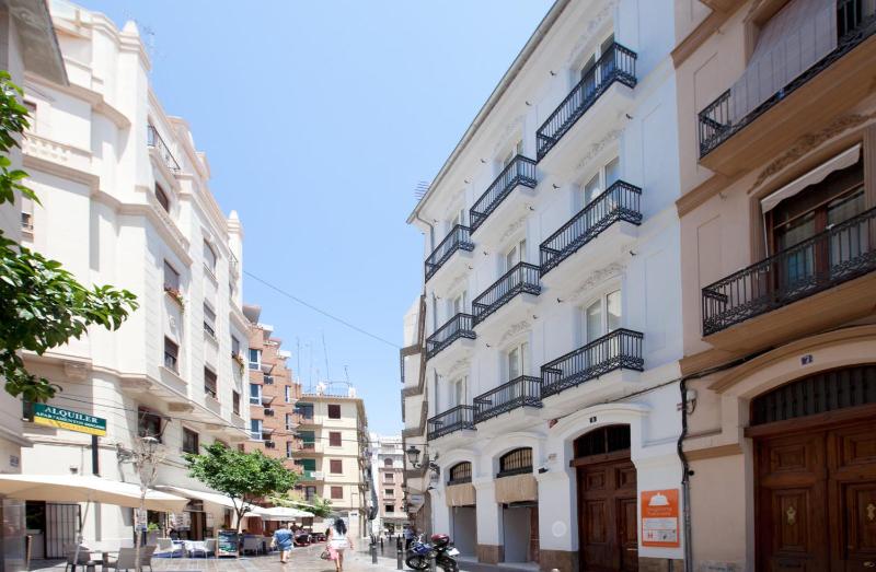 Cosy Rooms Embajador — отель с удобствами в Валенсии