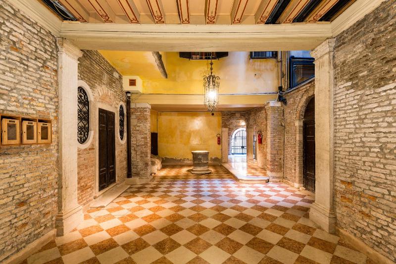 Very central apartment in historical 1600 Palace with lift within a few min walk from San Marco Square — забронировать отель в Венеции