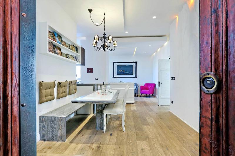 Design Apartment Paulina 300 mt from Colosseum — комфортный отель в Риме