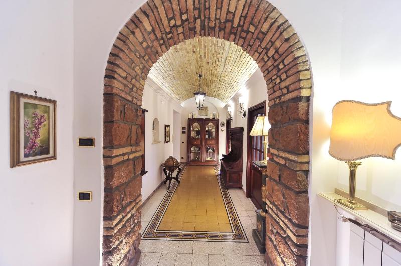 Central Domus Roma — отель с удобствами в Риме