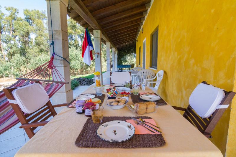 Villa Ada ad Arborea - Incantevole B&B con giardino