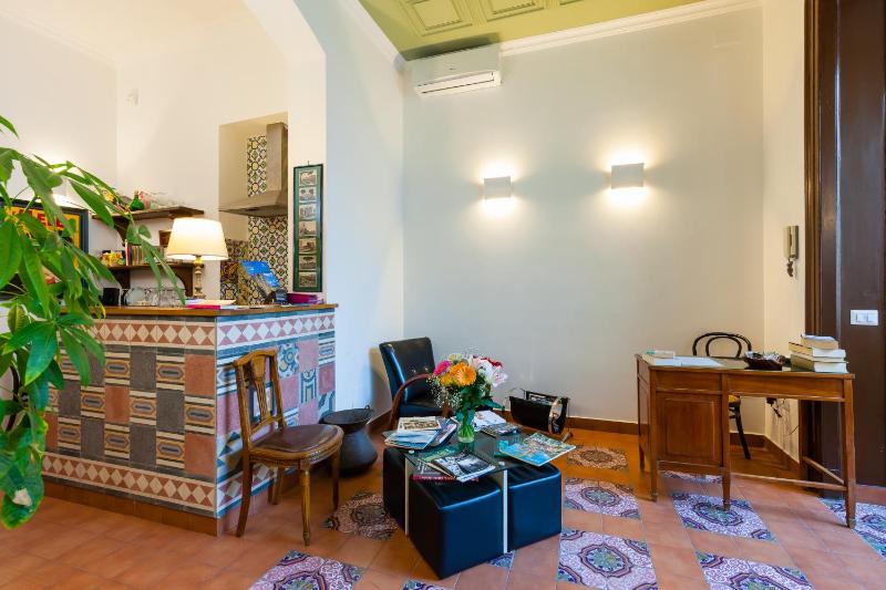 Don Pedro Rooms Vicere di Toledo in the city center — комфортный отель в Неаполе