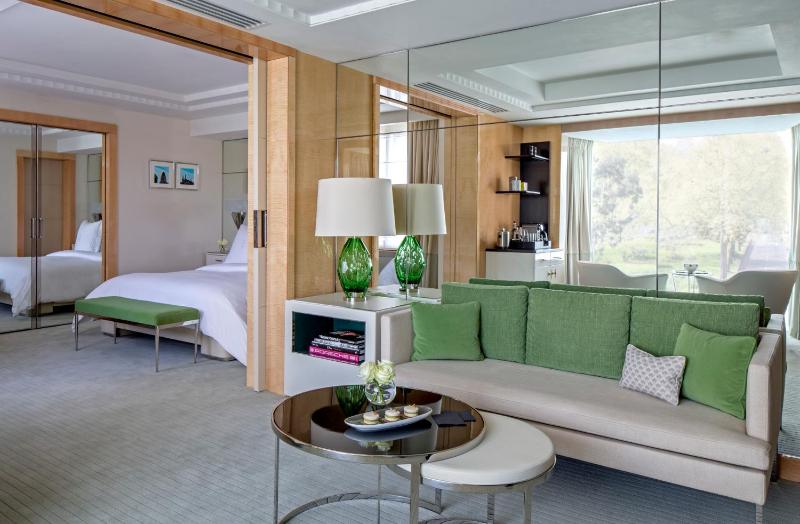 Four Seasons Hotel London at Park Lane — отель с удобным расположением в Лондоне