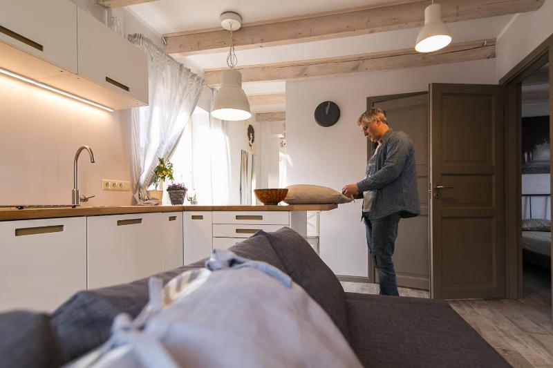 Sunny and compact apartment — отель в риге, Латвия