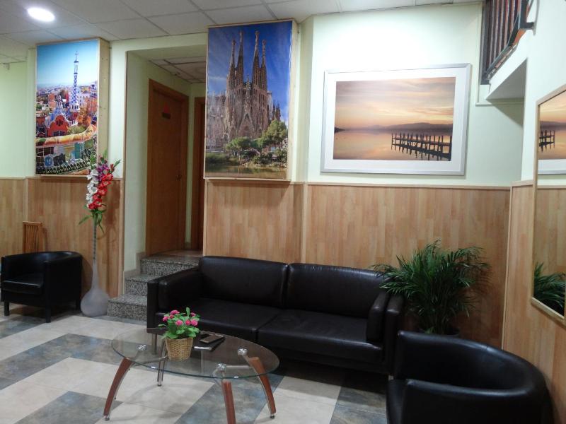 Цены на Hostal Mont Thabor в Барселоне