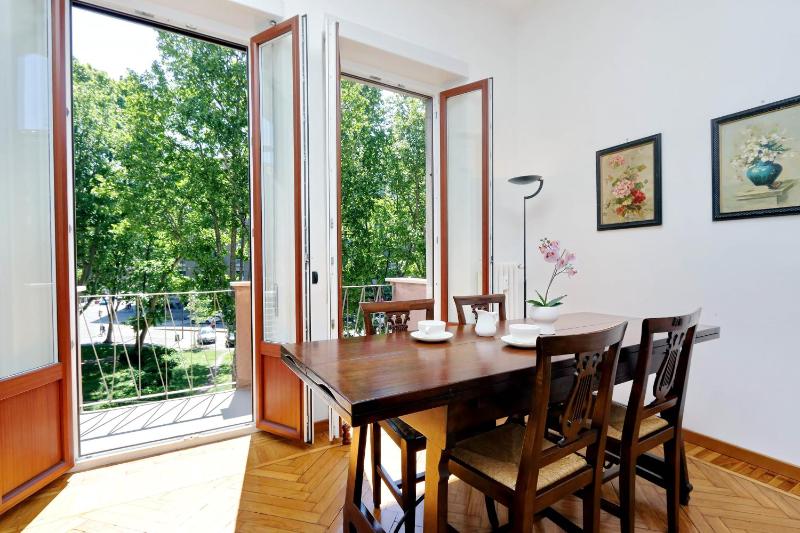 JOIVY Fabulous Family Apt for 4 with Terrace next to Park — отель в Милане, Италия
