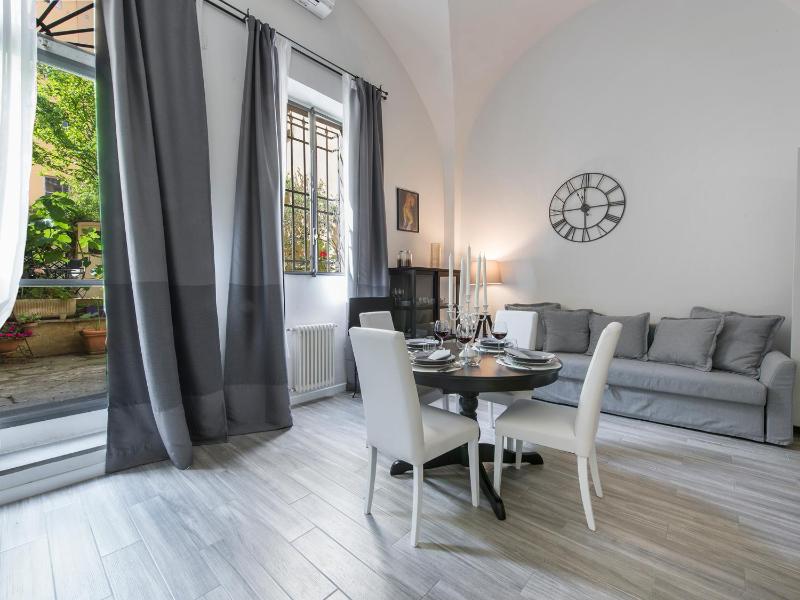 Cynthia's Garden - Apartment with private garden in Santa Croce — комфортный отель в Флоренции