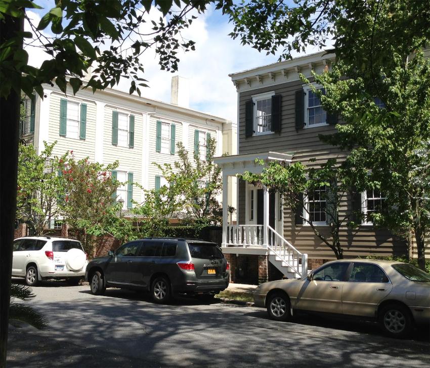 Jingle Bells Square House-Historic District-Working Fireplaces-Screened Porch