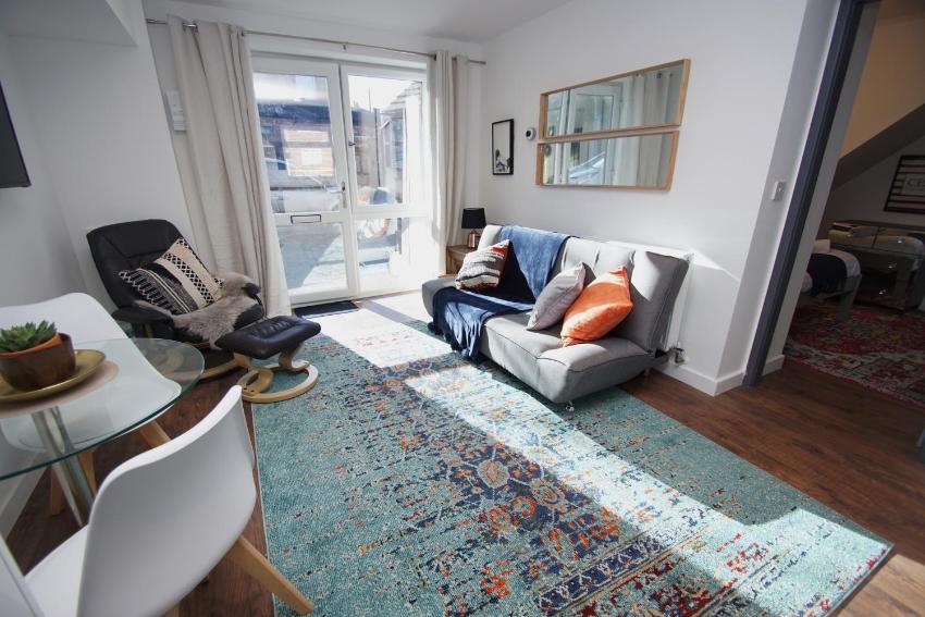 Air Host and Stay - Apartment 4 Broadhurst Court sleeps 4 minutes from town centre