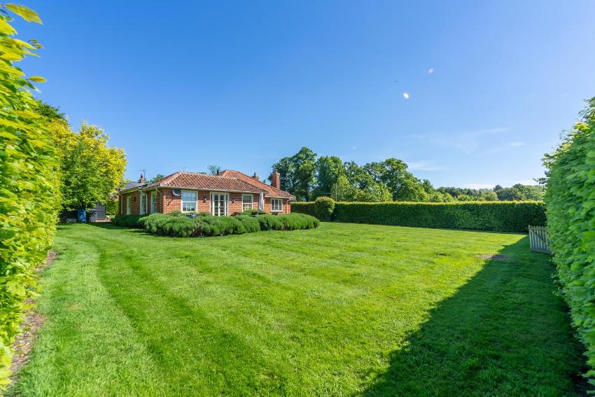 Spacious classically designed cottage in large private park - Higham Place Lodge