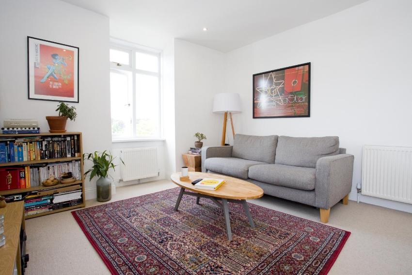 Bright 2 bedroom Apt - Great location - Free Parking