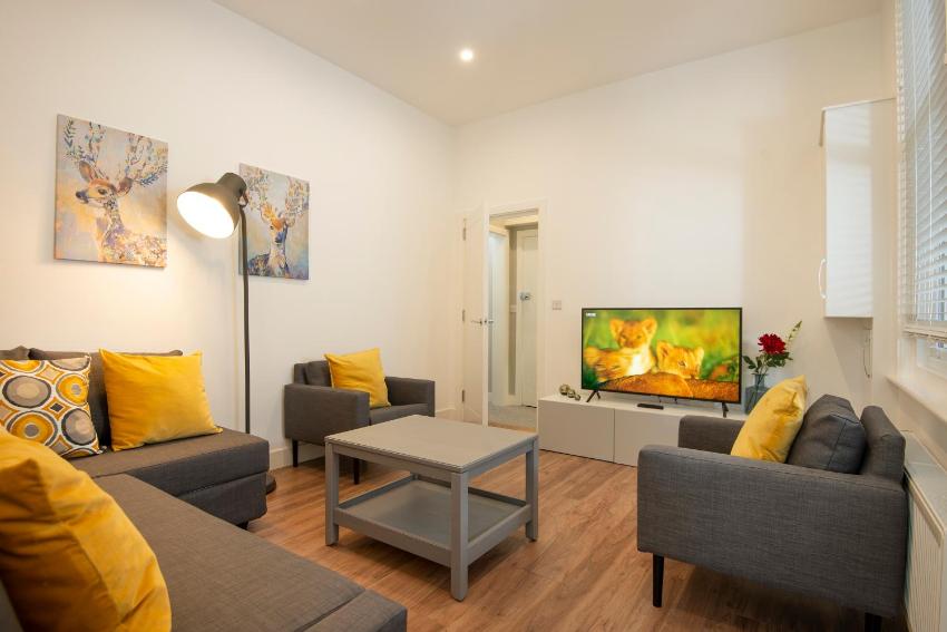 Oliverball Serviced Apartments - Flat B - Modern, ground floor, 2 bedroom, 2 bathroom apartment with garden in Central Southsea