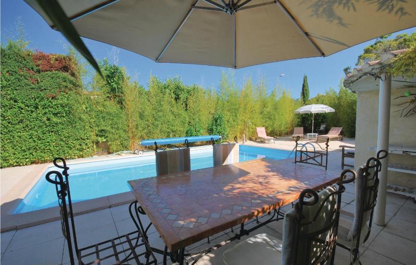 Stunning home in Sanary sur Mer with 4 Bedrooms, WiFi and Private swimming pool