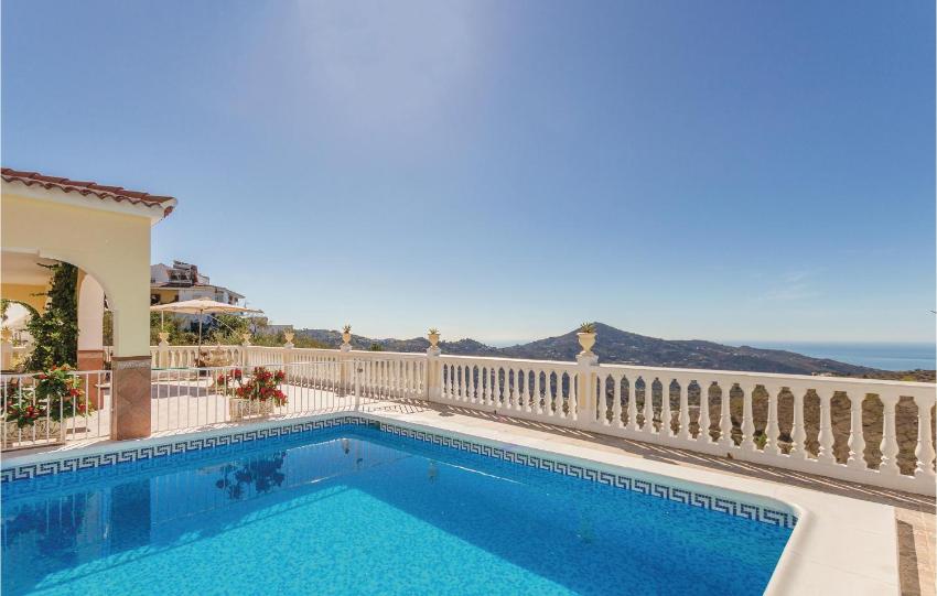 Awesome home in Corumbela with 3 Bedrooms, WiFi and Outdoor swimming pool