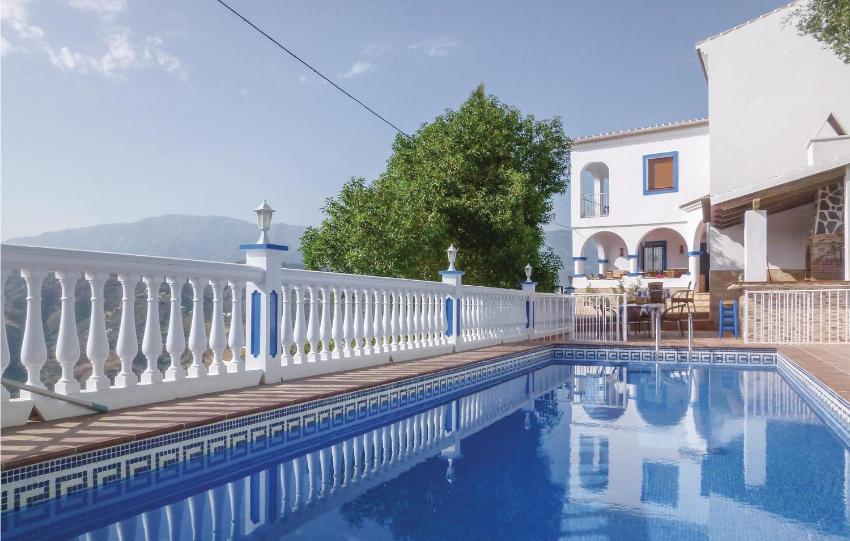 Amazing home in Sayalonga with 6 Bedrooms, WiFi and Outdoor swimming pool