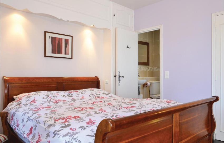 Amazing home in Puy LEvque with 3 Bedrooms, Private swimming pool and Outdoor swimming pool