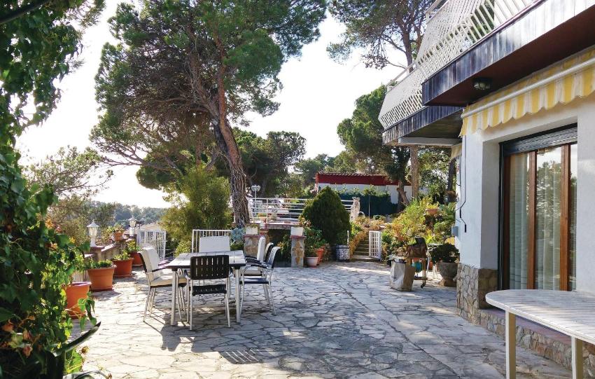 Stunning home in Blanes with 4 Bedrooms and Outdoor swimming pool