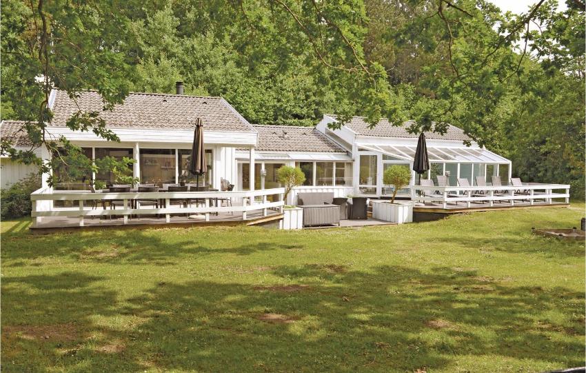 Amazing home in Ebeltoft with 4 Bedrooms, Sauna and Indoor swimming pool