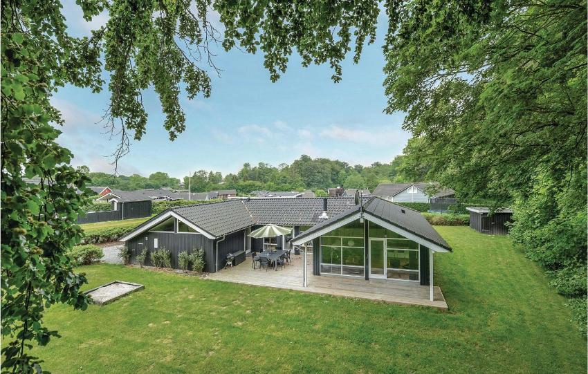 Amazing home in Aabenraa with 5 Bedrooms, Sauna and Swimming pool