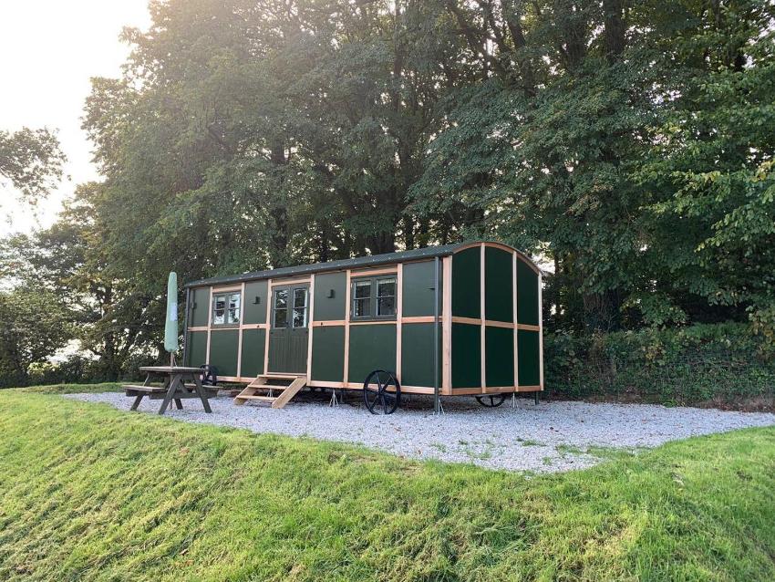 5* Shep Hut with far reaching views of Devon