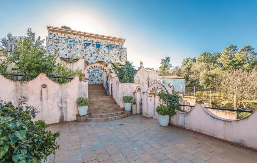 Beautiful home in Vidreres with 6 Bedrooms and Outdoor swimming pool