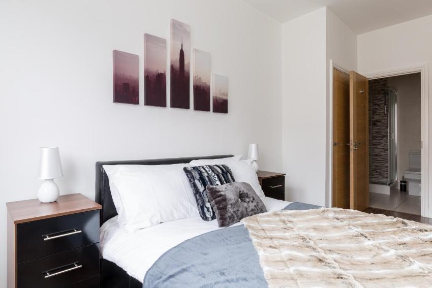 Zen Modern 2 Bedroom Apartment close to city centre ideal for a group of 4-6