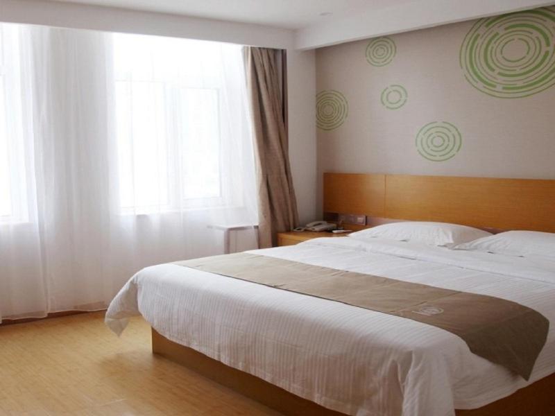 GreenTree Inn Jinan Licheng District Fenghuang Road High-speed Railway East Station Express Hotel